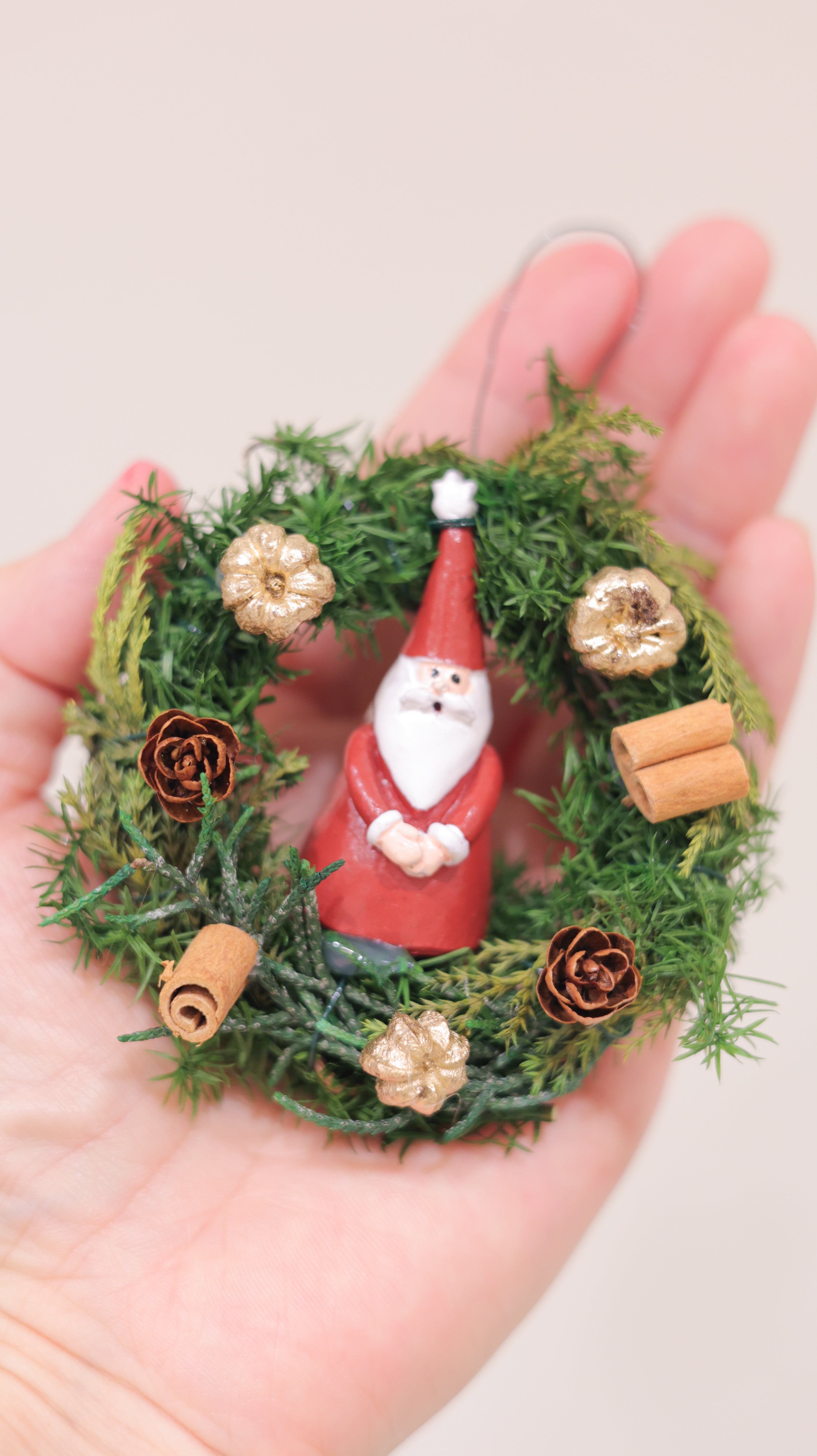 サンタクロースのミニクリスマスリース(プリザーブドフラワー約7cm)