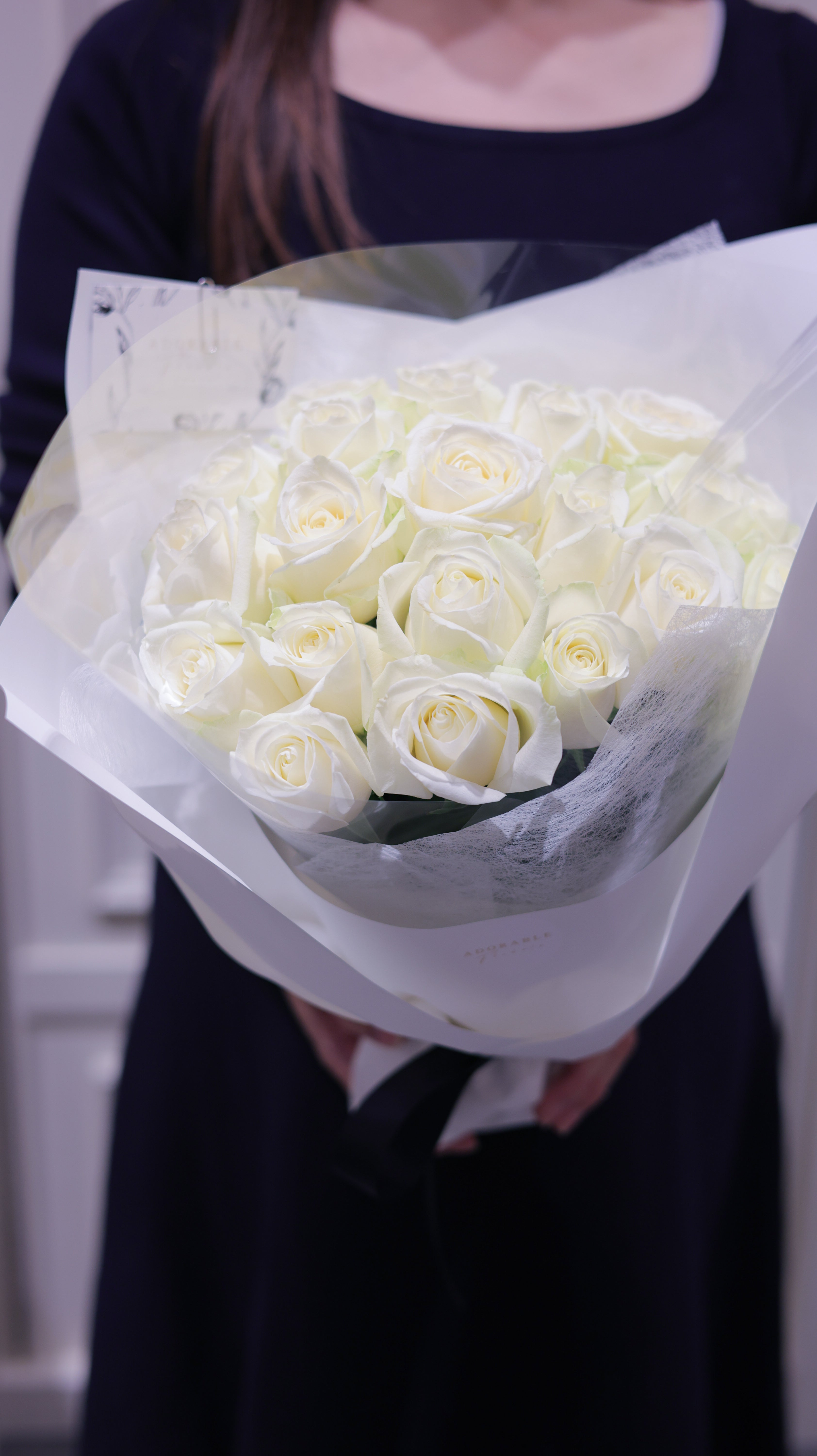 アドラブル ローズセレクション(白) ― 華やぎと静けさを併せ持つ、大輪の薔薇