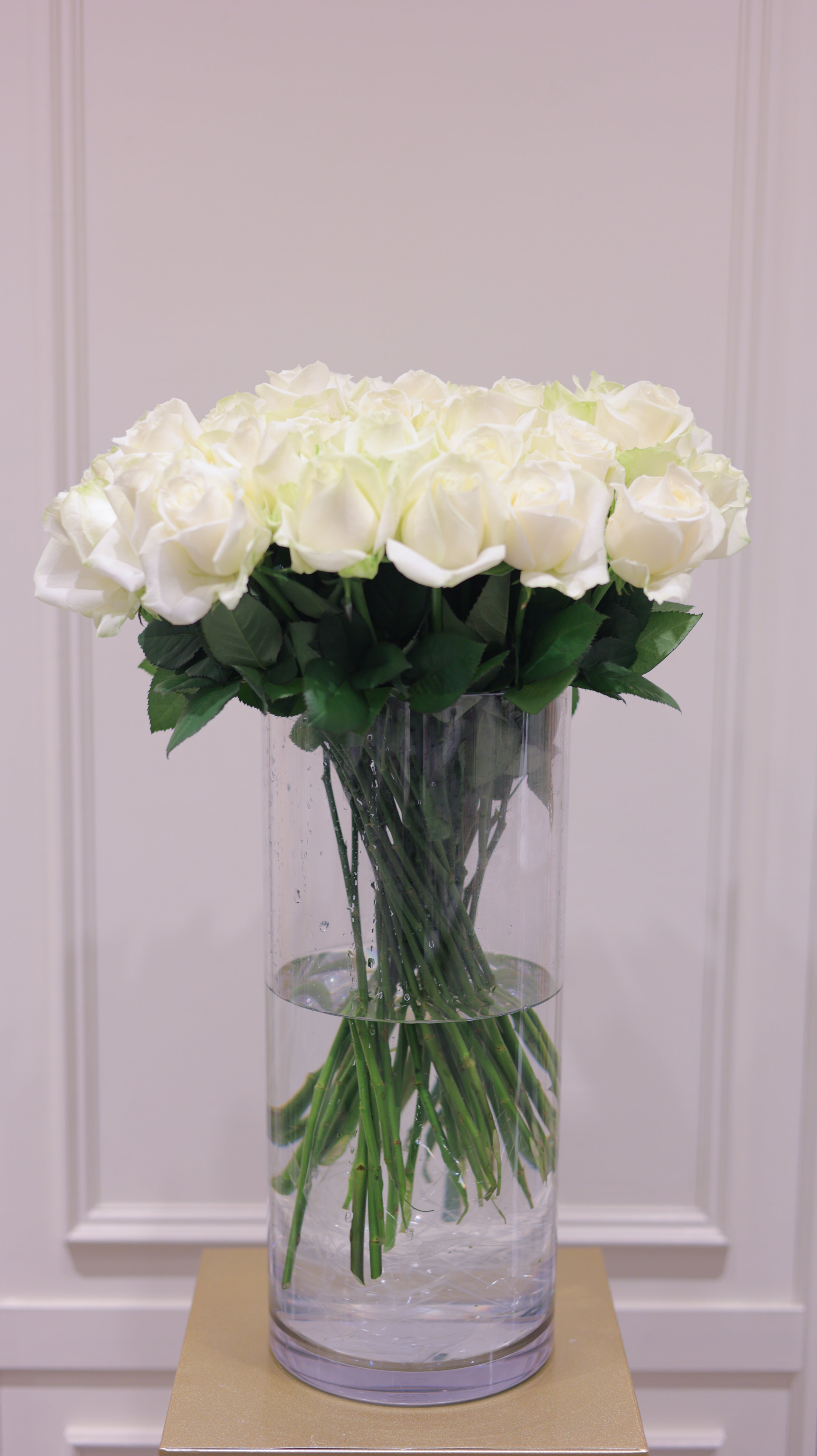 アドラブル ローズセレクション（白） ― 華やぎと静けさを併せ持つ、大輪の薔薇