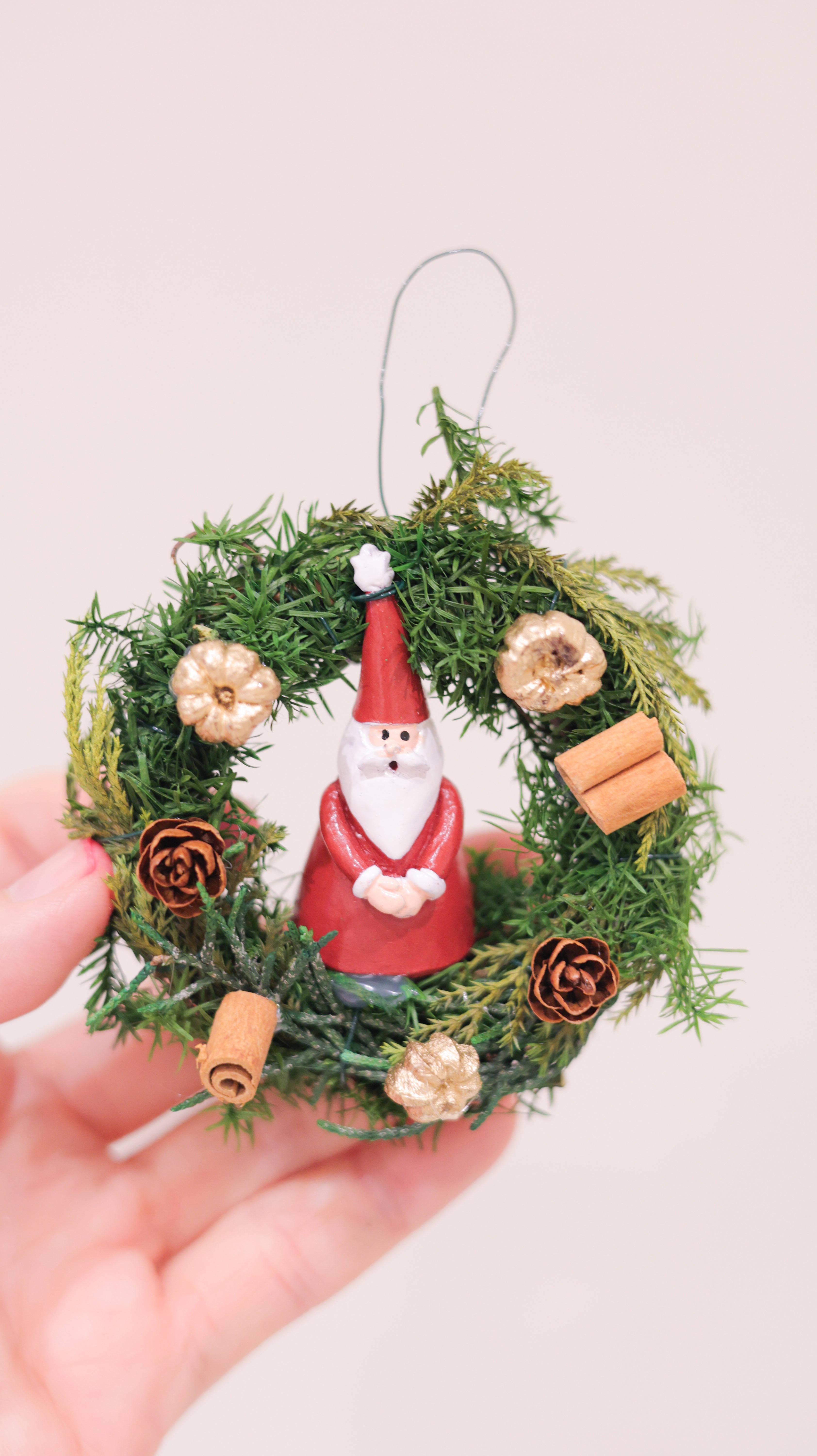 サンタクロースのミニクリスマスリース（プリザーブドフラワー約7cm）