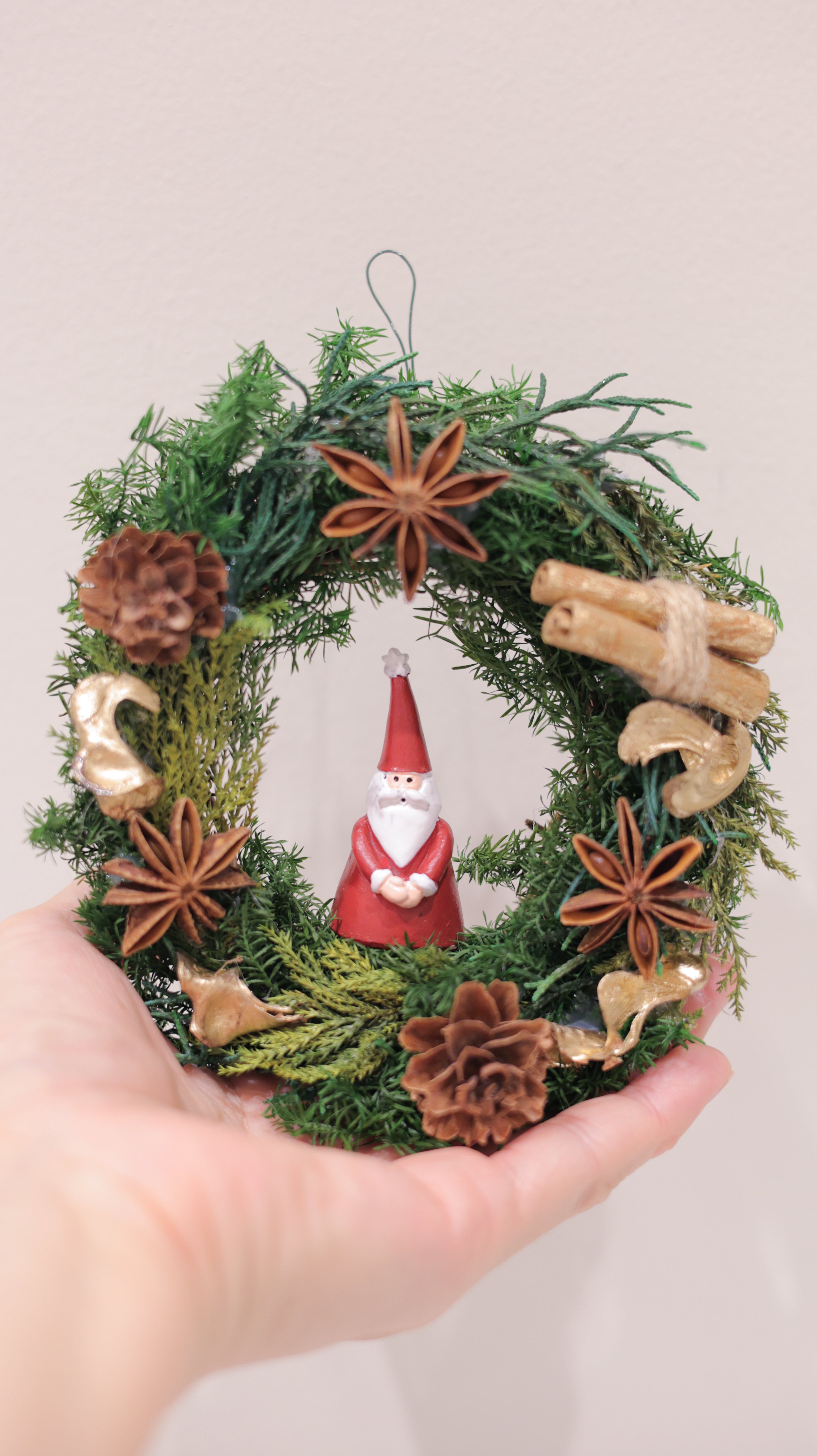 サンタクロースのクリスマスリース（プリザーブドフラワー・約12cm）